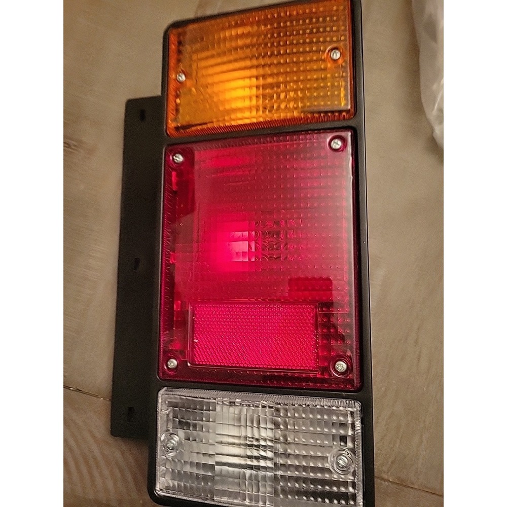 95-99 ISUZU FRR/ 87-96 FSR/ 87-06 NPR/95-06 NQR/ 2005 NRR TAIL LIGHT LAMP LEFT